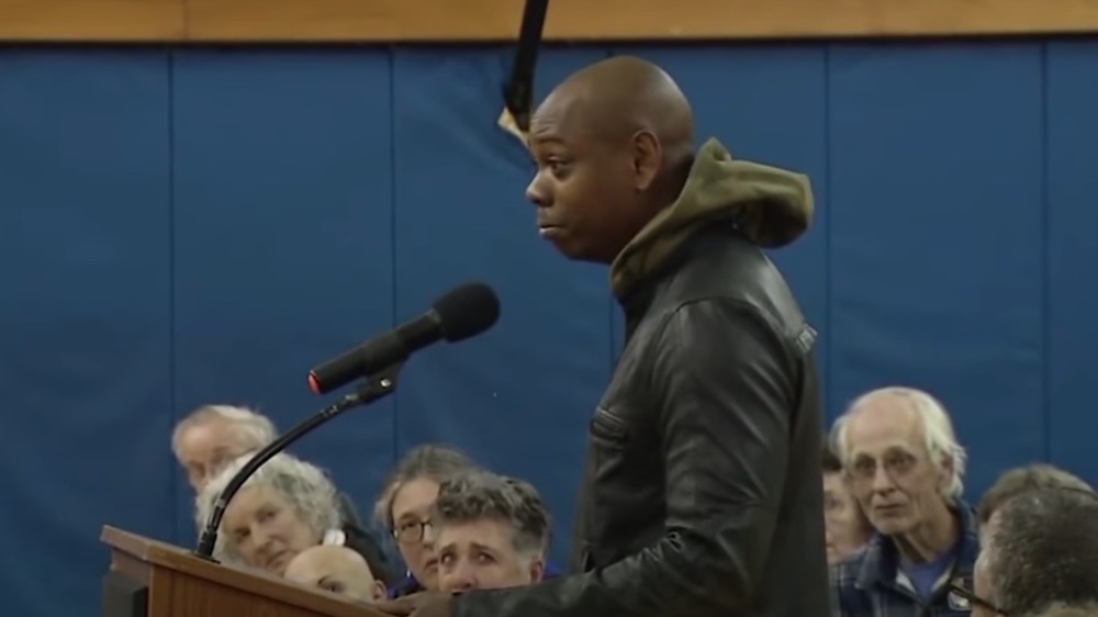 Dave Chappelle en una reunión del consejo de Village of Yellow Springs en 2017