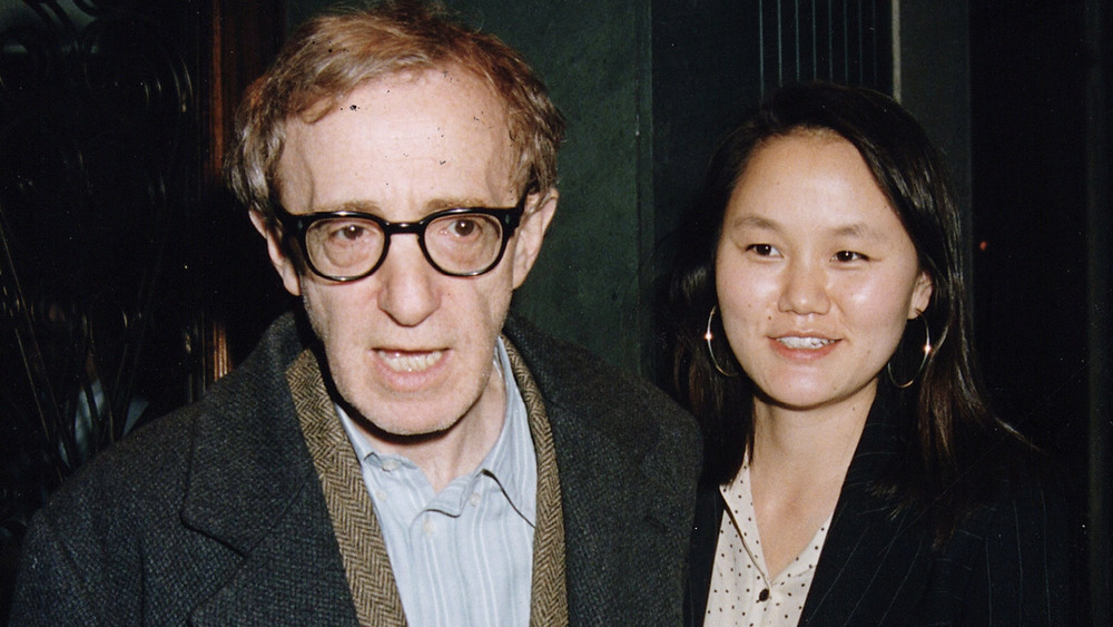 Woody Allen y Soon-Yi Previn caminando y hablando