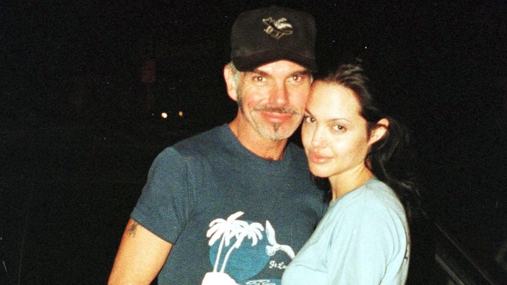 Angelina Jolie y Billy Bob Thornton abrazados y posando para la cámara