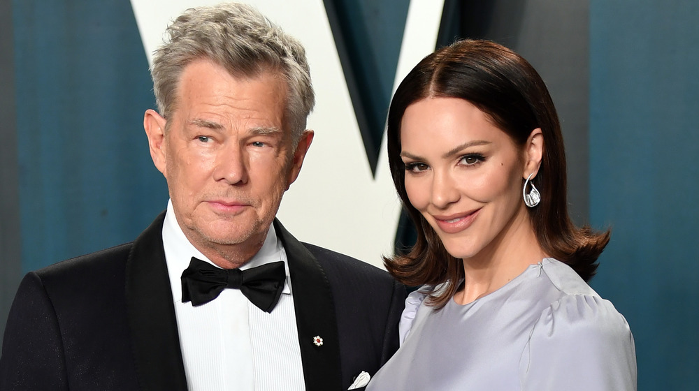 David Foster y Katharine McPhee posando en la alfombra roja