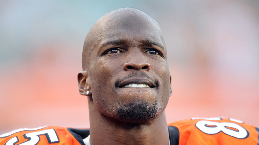 Chad Johnson mirando hacia el campo de fútbol