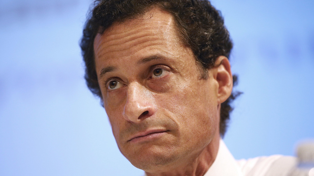 Anthony Weiner mirando fuera de cámara