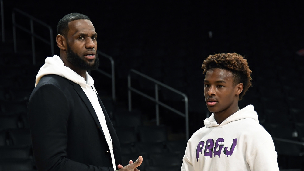 Lebron James y Bronny James hablando