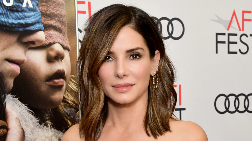 Sandra Bullock sonriendo en la alfombra roja