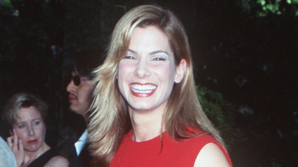 Sandra Bullock sonriendo en la alfombra roja