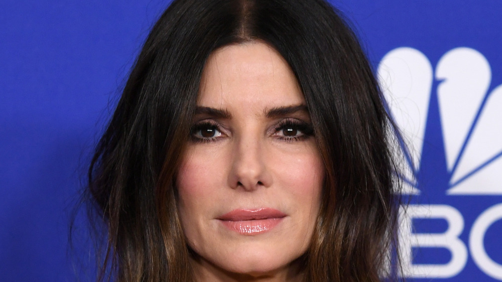 Sandra Bullock mirando hacia adelante