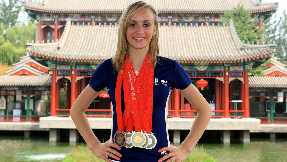 Nastia Liukin posando con sus medallas en los Juegos Olímpicos de Beijing 