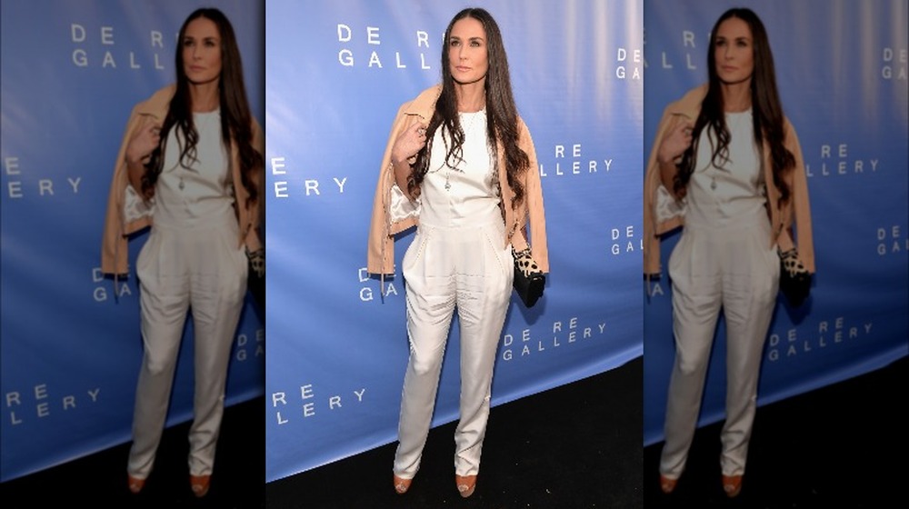 Demi Moore en una galería de arte