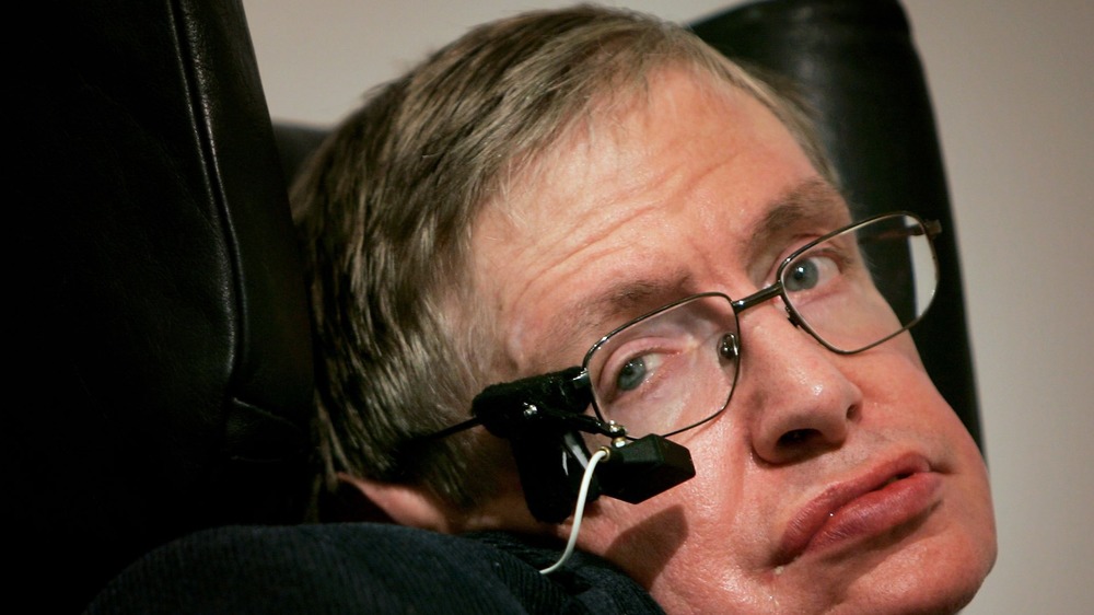 Stephen Hawking dando un discurso en 2007