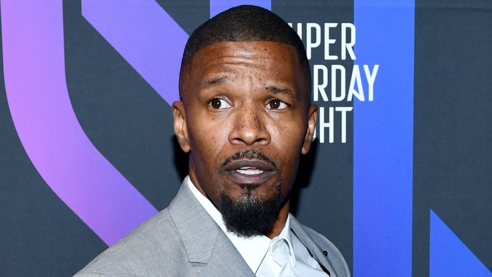 Jamie Foxx camina por la alfombra roja en Miami en 2020