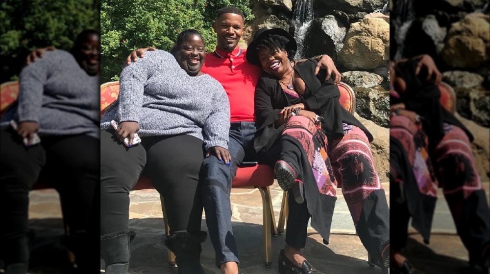 Jamie Foxx es todo sonrisas con las hermanas DeOndra y Deidra