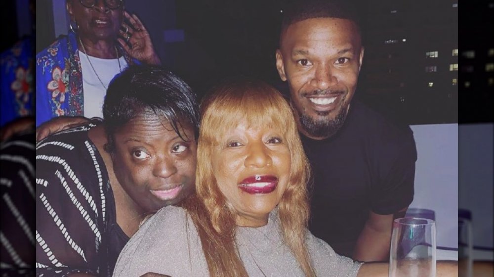 Jamie Foxx con su hermana DeOndra y su madre Louise