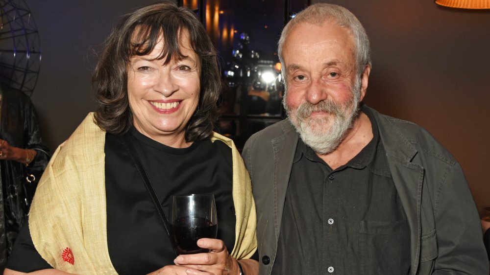 Marion Bailey y Mike Leigh sonriendo