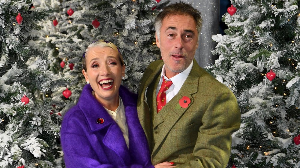 Emma Thompson y Greg Wise frente a árboles de Navidad