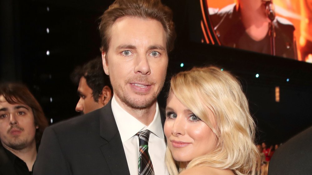 Dax Shepard y Kristen Bell sonriendo en la entrega de premios