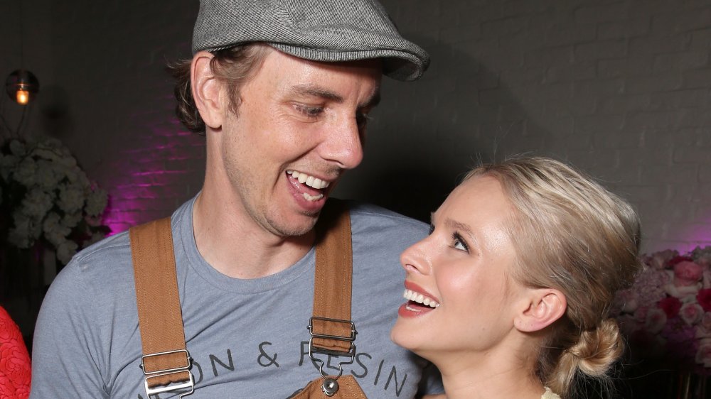 Dax Shepard y Kristen Bell riendo y sonriendo el uno al otro