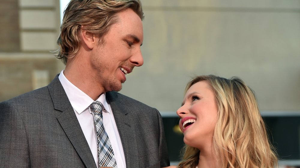 Dax Shepard y Kristen Bell se miran amorosamente