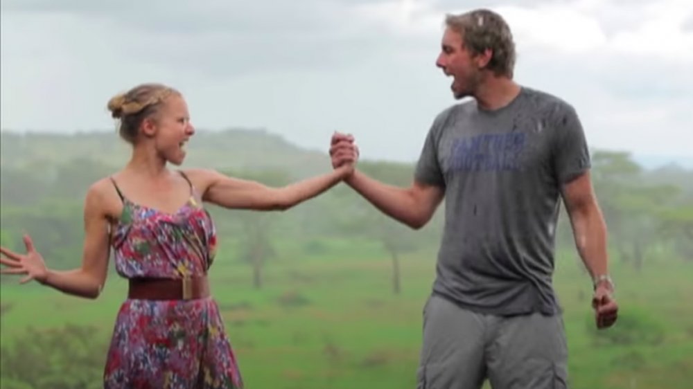 Dax Shepard y Kristen Bell en África, tomados de la mano bajo la lluvia