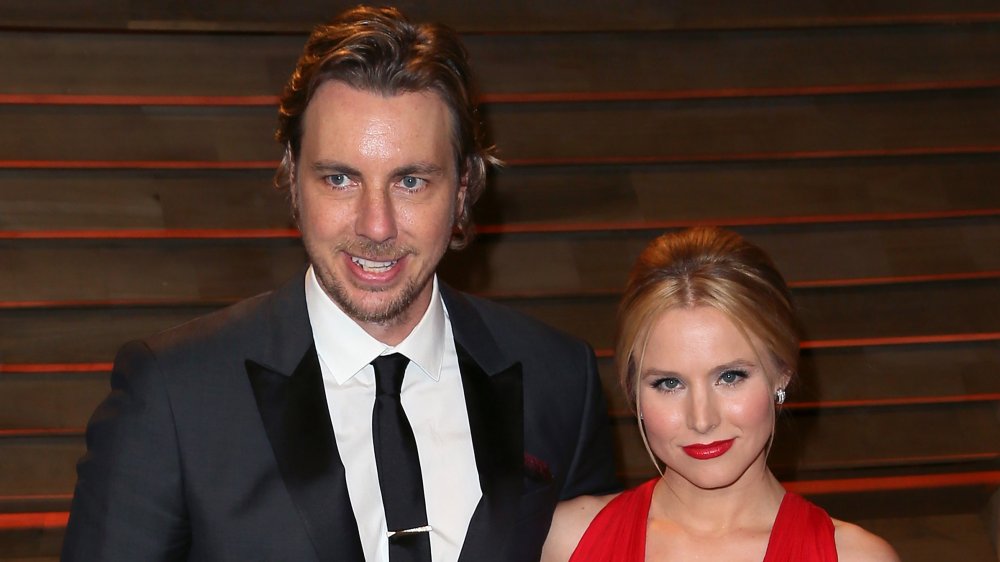 Dax Shepard y Kristen Bell en ropa formal 