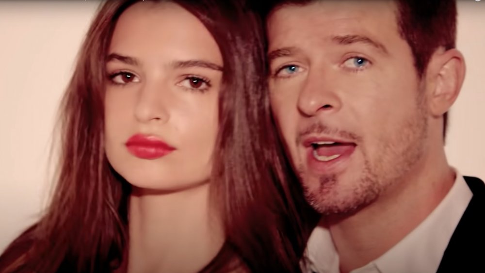 Emily Ratajkowski y Robin Thicke en el video musical de Blurred Lines