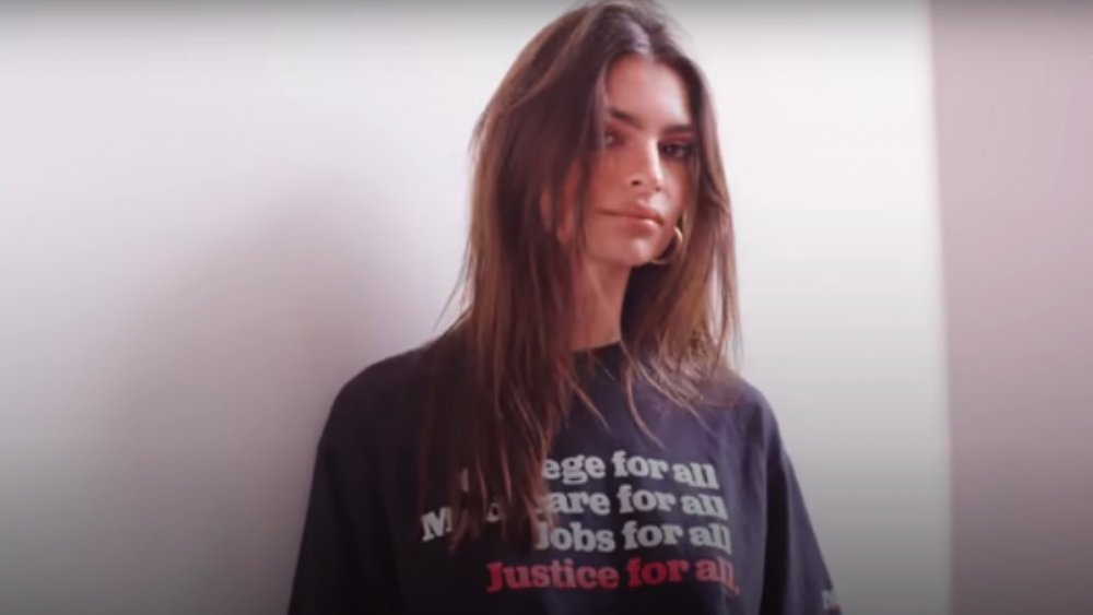 Emily Ratajkowski en un video de campaña para Bernie Sanders