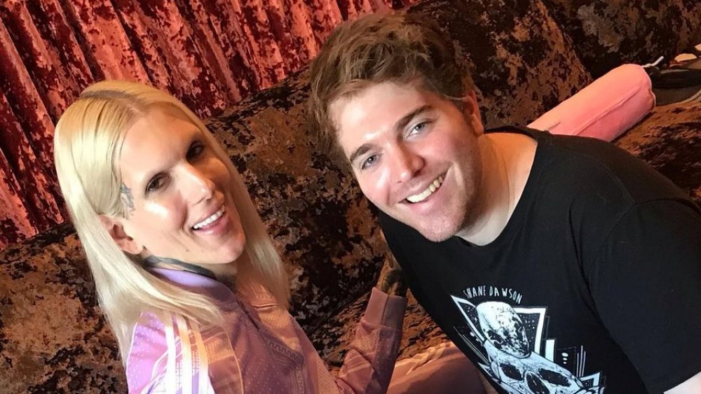 Shane Dawnson y Jeffree Star en una habitación de terciopelo