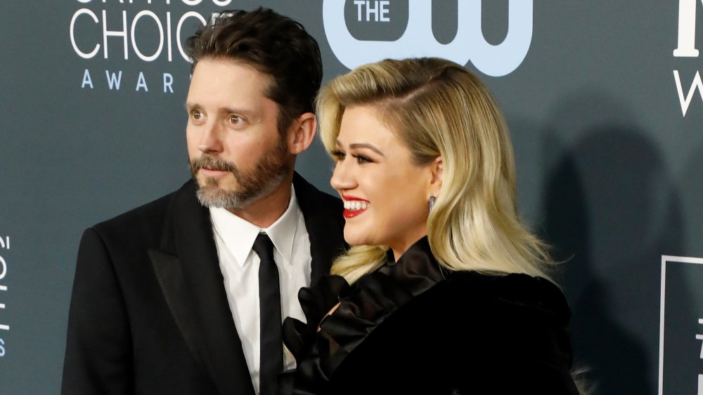 Brandon Blackstock y Kelly Clarkson en la entrega de premios