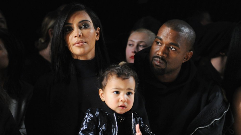 Kim Kardashian, North West y Kanye West asisten al desfile de modas de Alexander Wang durante la Semana de la Moda Mercedes-Benz