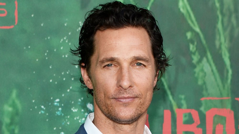 Matthew McConaughey frente al muro de promoción verde