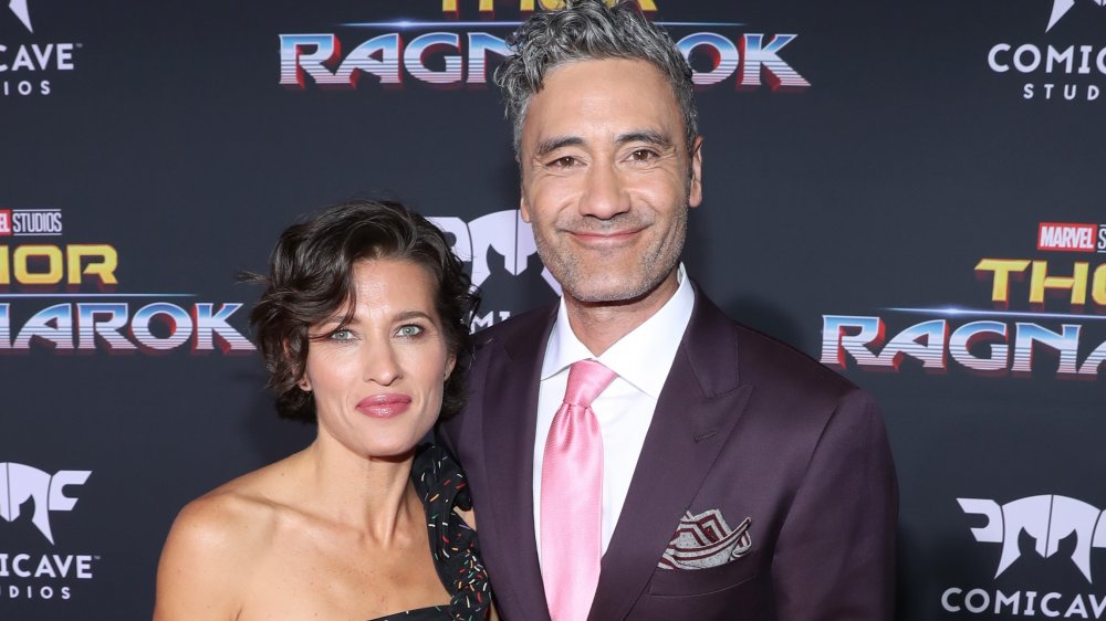 Chelsea Winstanley y Taika Waititi en la alfombra roja