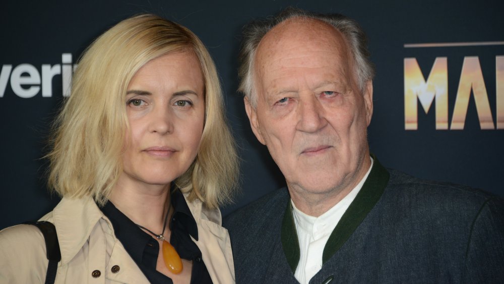 Lena Herzog y Werner Herzog en el evento de alfombra roja mandaloriana