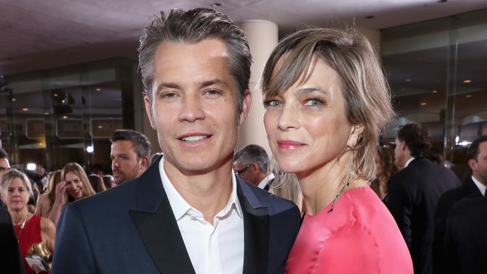 Timothy Olyphant y Alexis Knief posando en la alfombra roja