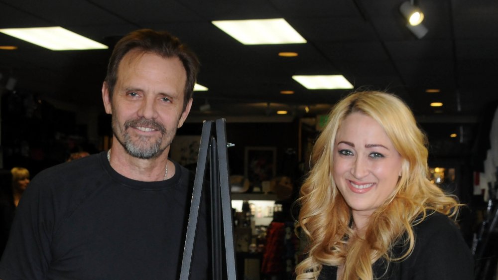 Michael Biehn y Jennifer Blanc Biehn frente al póster de la película The Victim