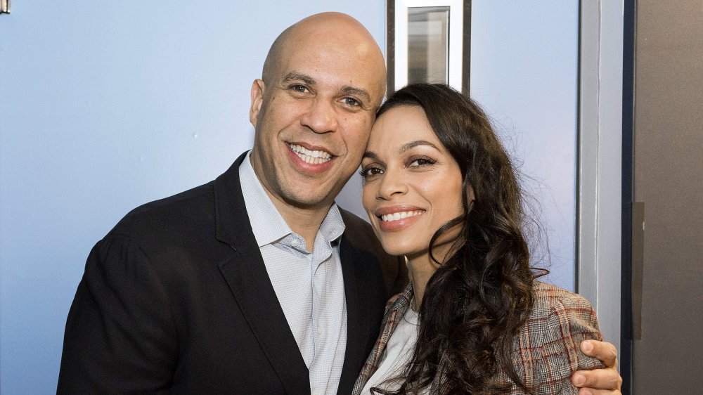 Cory Booker y Rosario Dawson, ambos sonriendo