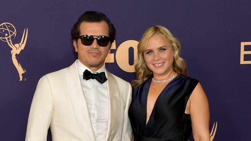 John Leguizamo y Justine Maurer en los premios Emmy