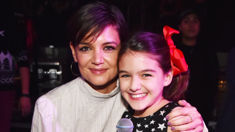 Katie Holmes y Suri Cruise abrazándose y sonriendo 