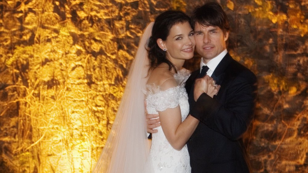 Katie Holmes y Tom Cruise abrazándose en su boda