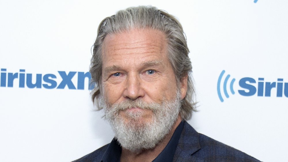 Jeff Bridges frente a la pared de SiriusXM