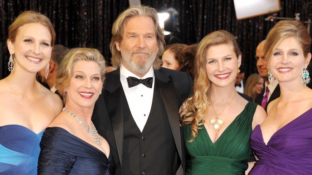 Susan Bridges, Jeff Bridges e hijas, todos sonriendo