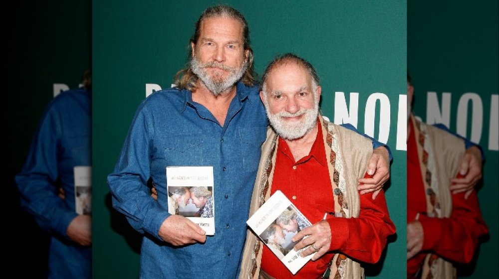 Jeff Bridges y Bernie Glassman, del brazo