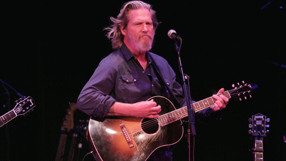 Jeff Bridges en el escenario con guitarra