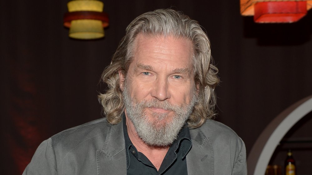 Jeff Bridges con pelo largo y chaqueta gris