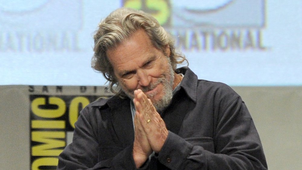 Jeff Bridges con las manos juntas en oración