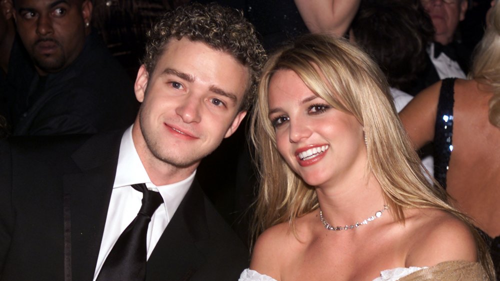 Justin Timberlake y Britney Spears sentados uno al lado del otro sonriendo