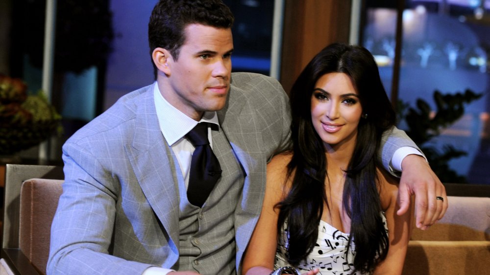 Kris Humphries y Kim Kardashian sentados uno al lado del otro en un programa de entrevistas nocturno