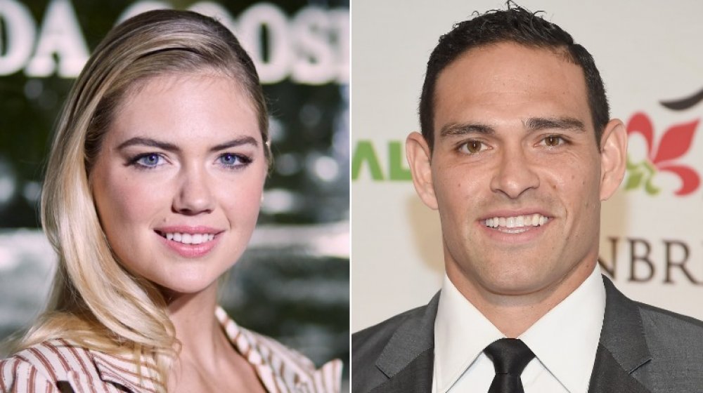 Kate Upton y Mark Sanchez sonriendo al frente