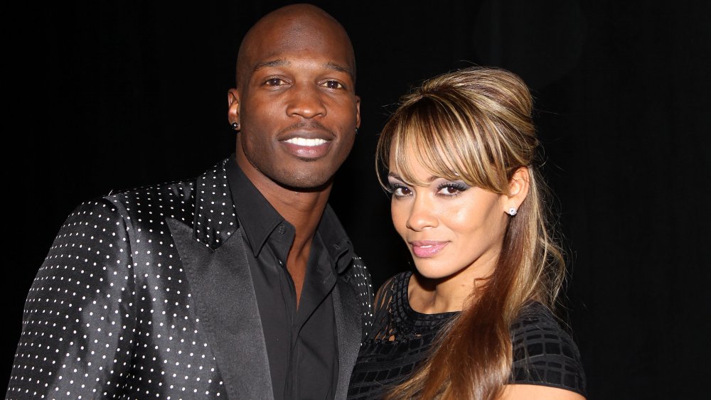 Chad "Ochocinco" Johnson de pie junto a Evelyn Lozada sonriendo