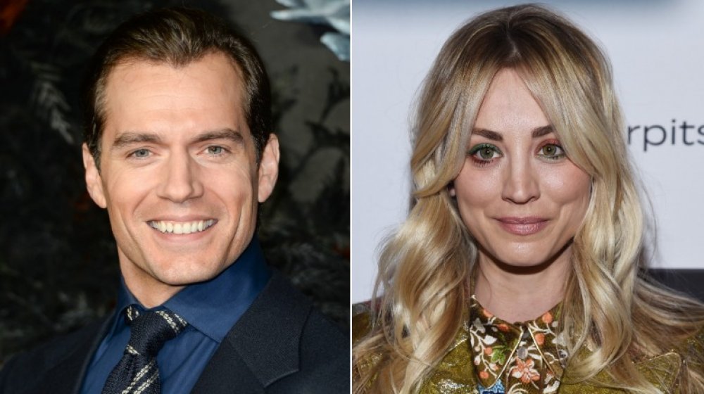 Henry Cavill y Kaley Cuoco sonriendo