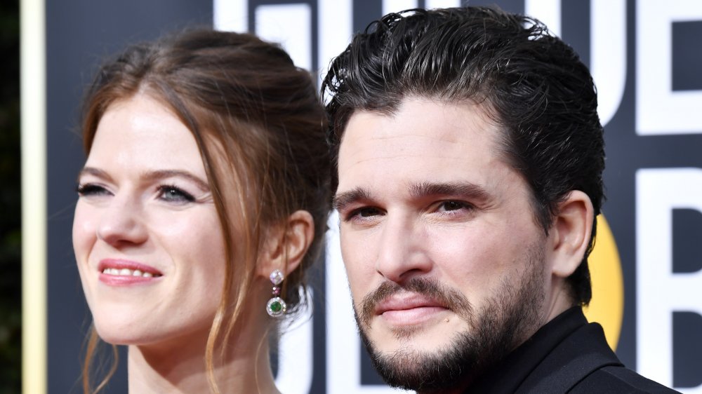 Rose Leslie y Kit Harington en los Globos de Oro