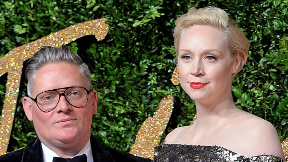 Giles Deacon y Gwendoline Christie en los British Fashion Awards